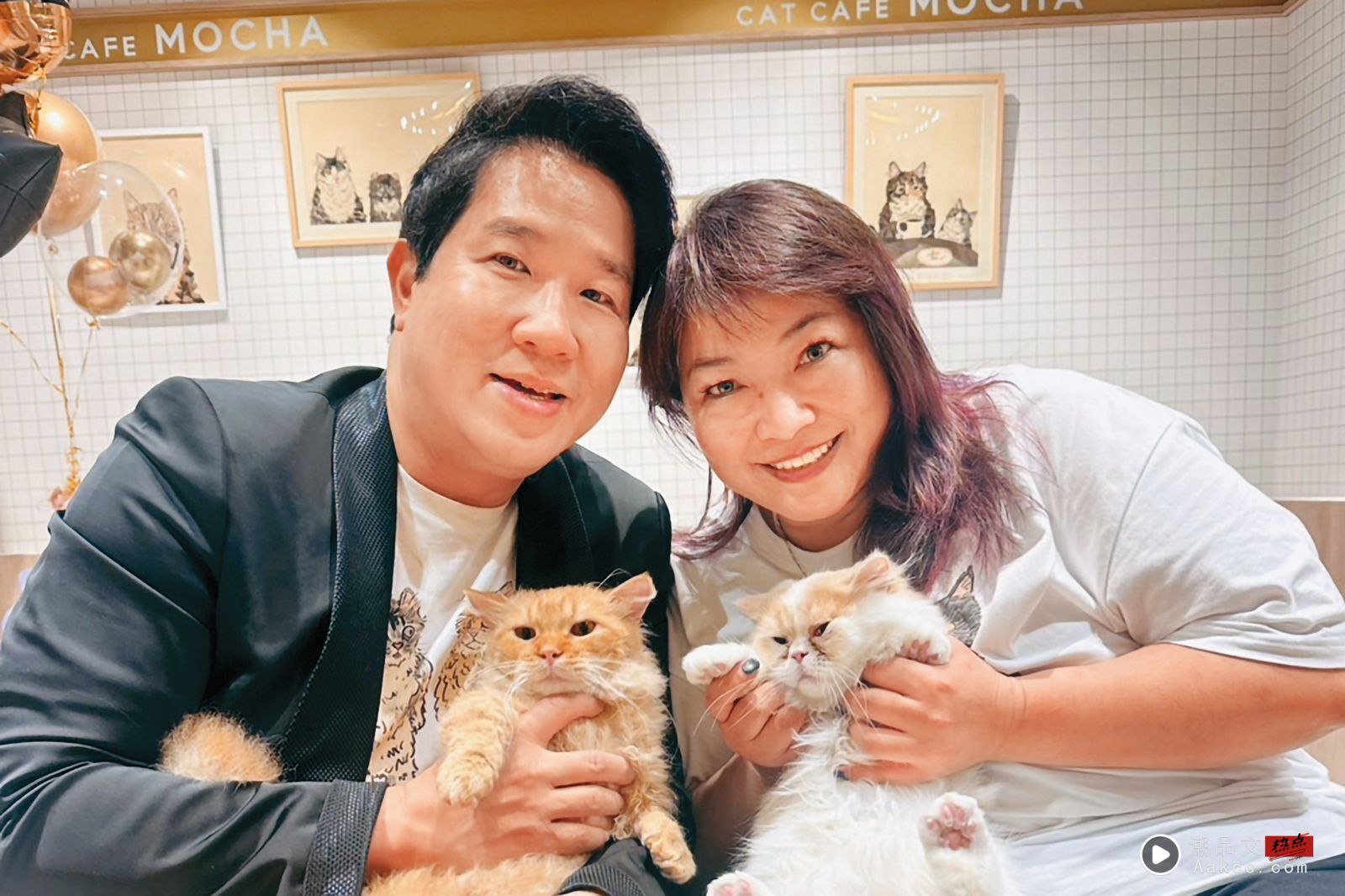 副业拼现金/独家!猫咪咖啡赚盆满钵满 刘尔金筹2000万狂撒分店 内容图3 潮品文-大潮社旗下实时最新热点娱乐时尚数码等新闻资讯网站! 刘尔金(左)和太太曾莹玥(右)多年来联手做生意,建立默契。(民视提供)