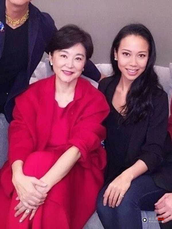 与继父同框/赵小侨曾说称谓不重要 刘子铨改口喊妈让她直呼“很爽” 内容图3 潮品文-大潮社旗下实时最新热点娱乐时尚数码等新闻资讯网站! 邢嘉倩曾公开称赞林青霞是“世界上最好的继母”。(图/翻摄自IG)