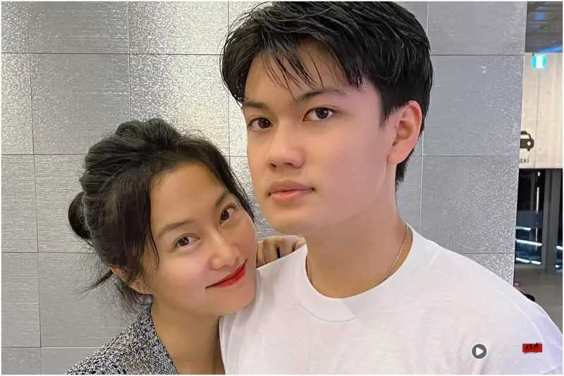 与继父同框/赵小侨曾说称谓不重要 刘子铨改口喊妈让她直呼“很爽” 内容图2 潮品文-大潮社旗下实时最新热点娱乐时尚数码等新闻资讯网站! 赵小侨照顾刘子铨十多年,两人感情如同亲母子一般。(图/翻摄自赵小侨脸书)