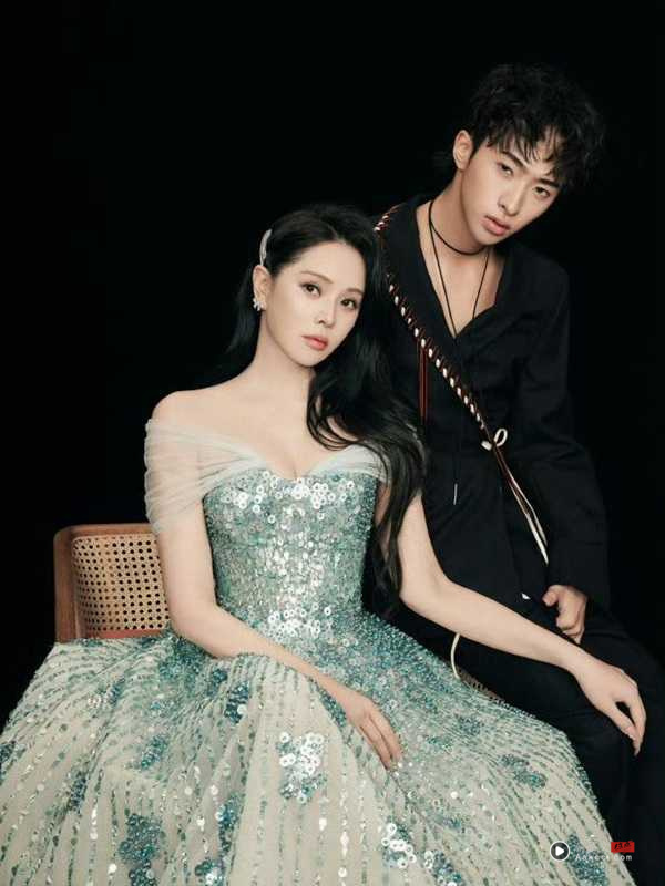 与继父同框／小哈利跟秦昊上节目　他眼神泄父爱感动网友 时尚资讯 图2张