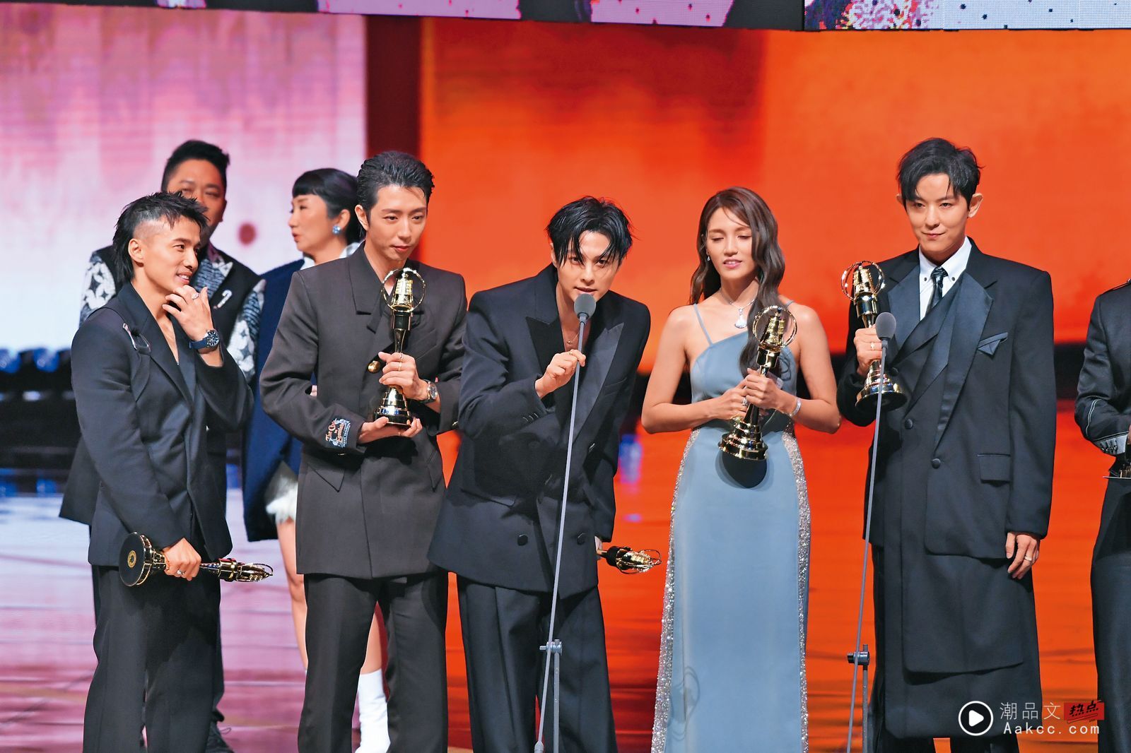 闪兵海啸恐团灭／庆功宴阿纬称团员免役“合情合理”3棒神色有异尴尬了 时尚资讯 图3张