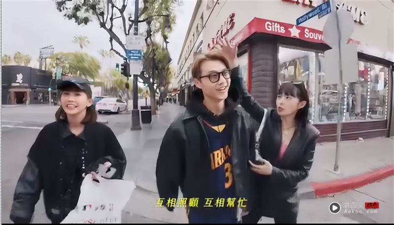 粿粿披爱的“小王外套”搭摩天轮!抓包暧昧1举动 网傻眼:太明显了! 内容图3 潮品文-大潮社旗下实时最新热点娱乐时尚数码等新闻资讯网站! 王子的黑外套似乎后来变成粿粿在穿。(图/翻摄自IG @prince_pstar)