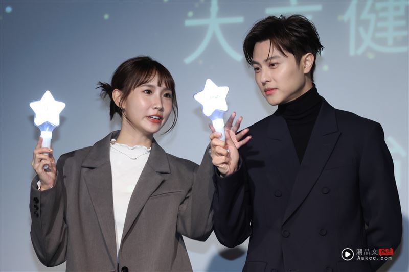 王子《Candy》歌词暗藏色X“糖粿”掀婚内情网骂爆:也玩太大胆! 内容图1 潮品文-大潮社旗下实时最新热点娱乐时尚数码等新闻资讯网站! 王子公开与粿粿当众“撒糖”堪称最大胆危险外遇。(图/记者郑孟晃摄影)