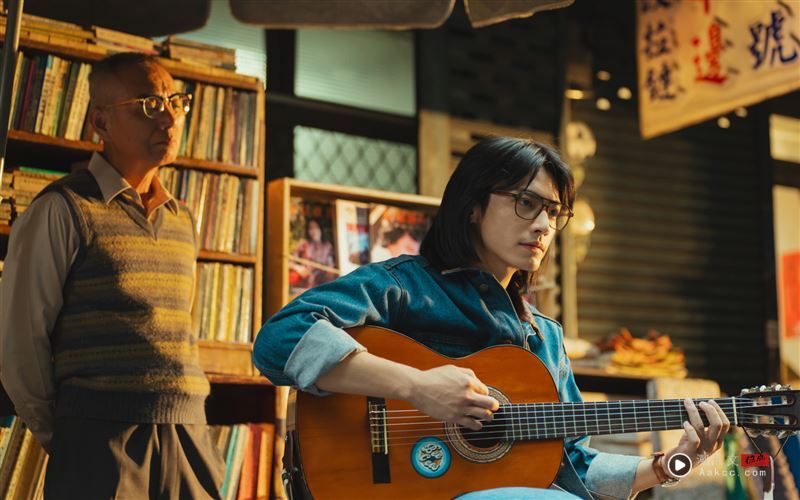 振永脱衣抖胸肌!《那张照片里的我们》搭李沐、宋柏纬陷三角恋 内容图3 潮品文-大潮社旗下实时最新热点娱乐时尚数码等新闻资讯网站! 宋柏纬片中饰演热爱音乐的青年“弘国”,靠着听1977年歌单和眼镜入戏。(图/瀚草文创GrX STUDIO提供)