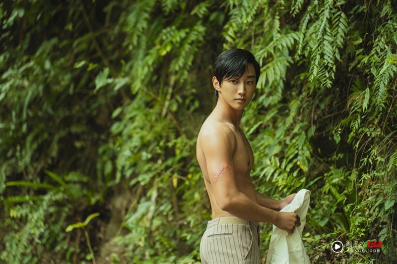 振永脱衣抖胸肌!《那张照片里的我们》搭李沐、宋柏纬陷三角恋 内容图1 潮品文-大潮社旗下实时最新热点娱乐时尚数码等新闻资讯网站! 韩星振永在《那张照片里的我们》秀出精壮好身材。(图/瀚草文创GrX STUDIO提供)