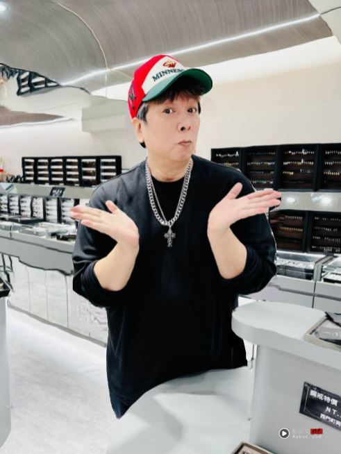 范姜彦丰控诉粿粿偷吃王子!资深艺人不忍开炮:知道什么是洁身自爱吗 内容图2 潮品文-大潮社旗下实时最新热点娱乐时尚数码等新闻资讯网站! 曹西平无奈说现在年轻人不自爱。(图/翻摄自曹西平脸书)