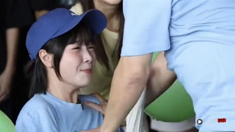 爆袭胸篮篮!胡瓜坐气球游戏被骂爆 梦多开呛酸民:没逼你们看节目 内容图1 潮品文-大潮社旗下实时最新热点娱乐时尚数码等新闻资讯网站! 胡瓜玩坐气球游戏不小心摸到篮篮胸部,不过许多网友也缓颊说:“这一看就知道不是故意的。”(图/翻摄自s8714451 Threads)