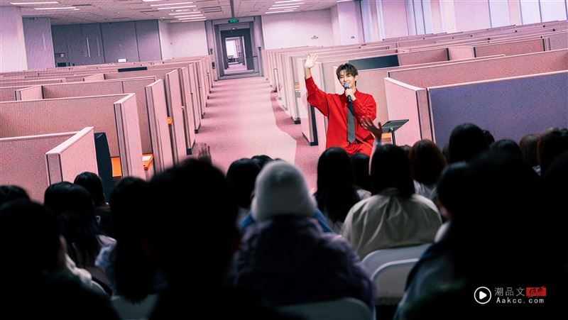 大型企业征才惊见超大咖男星!创业当CEO 现场无预警宣布好消息 内容图1 潮品文-大潮社旗下实时最新热点娱乐时尚数码等新闻资讯网站! 炎亚纶生日会以大型企业征才大会为主题。(图/晴空鸟提供)