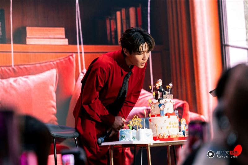 大型企业征才惊见超大咖男星!创业当CEO 现场无预警宣布好消息 内容图2 潮品文-大潮社旗下实时最新热点娱乐时尚数码等新闻资讯网站! 炎亚纶生日会以大型企业征才大会为主题。(图/晴空鸟提供)