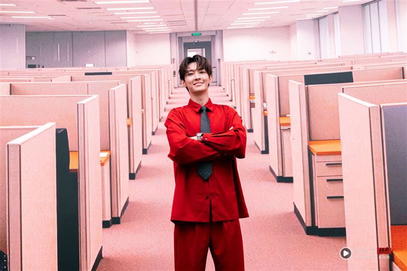 大型企业征才惊见超大咖男星!创业当CEO 现场无预警宣布好消息 内容图3 潮品文-大潮社旗下实时最新热点娱乐时尚数码等新闻资讯网站! 炎亚纶生日会以大型企业征才大会为主题。(图/晴空鸟提供)