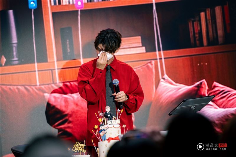 大型企业征才惊见超大咖男星!创业当CEO 现场无预警宣布好消息 内容图5 潮品文-大潮社旗下实时最新热点娱乐时尚数码等新闻资讯网站! 炎亚纶生日会以大型企业征才大会为主题。(图/晴空鸟提供)