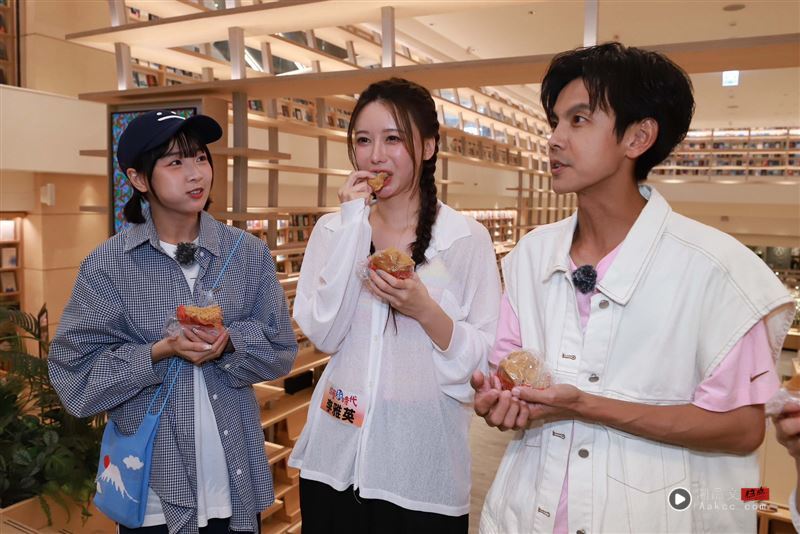 疑被胡瓜袭胸!篮篮“突遭小祯爆有男友”首现身 最新近况曝光 内容图2 潮品文-大潮社旗下实时最新热点娱乐时尚数码等新闻资讯网站! 阿翔(右)跟篮篮(左)访问李雅英。(图/民视提供)