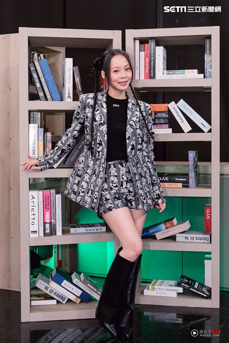 台语天后晒16岁嫩照!网刷告白求当女朋友 黑长发白衬衫小蛮腰超清纯 内容图4 潮品文-大潮社旗下实时最新热点娱乐时尚数码等新闻资讯网站! 孙淑媚在演艺圈多角发展,能演能唱。(图/资料照)