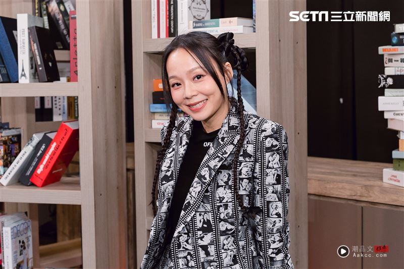 台语天后晒16岁嫩照!网刷告白求当女朋友 黑长发白衬衫小蛮腰超清纯 内容图3 潮品文-大潮社旗下实时最新热点娱乐时尚数码等新闻资讯网站! 孙淑媚在演艺圈多角发展,能演能唱。(图/资料照)