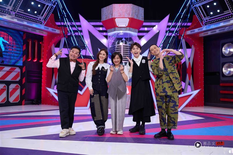 结婚3年还没生子!男星突遭老婆控诉“他有问题” 惊人内幕曝光 内容图2 潮品文-大潮社旗下实时最新热点娱乐时尚数码等新闻资讯网站! 许效舜(左起)、Sandy、杨丽音、黄豪平、浩子台上互动。(图/公视台语台提供)