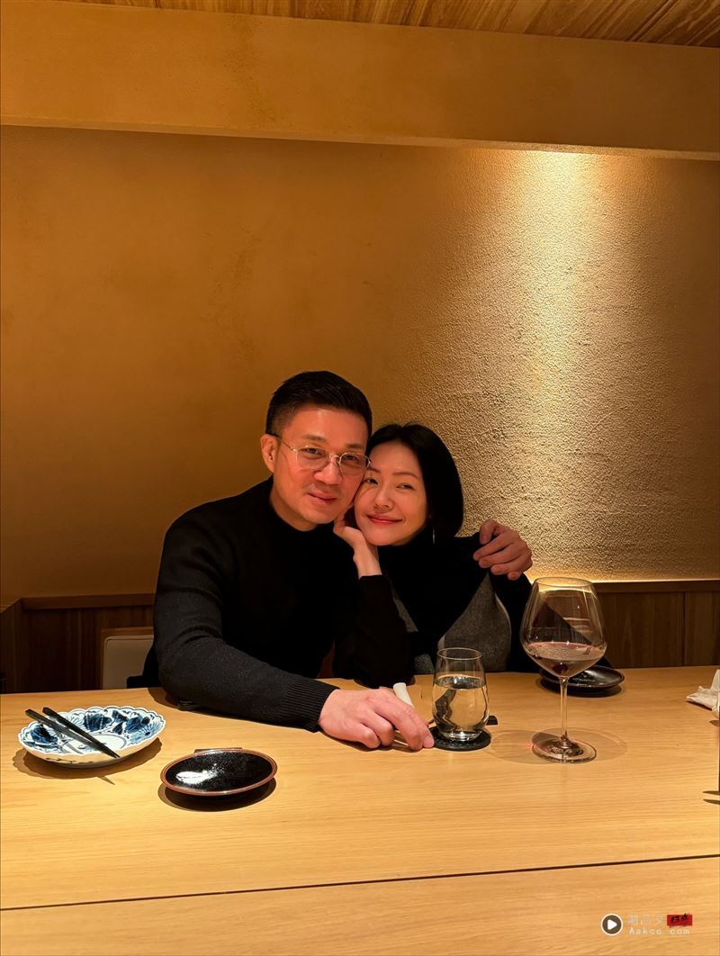 小S金钟后再现身!近照曝“幸福依偎老公”粉丝喊话Lily:好好照顾妈咪 内容图2 潮品文-大潮社旗下实时最新热点娱乐时尚数码等新闻资讯网站! Lily贴出妈妈小S与爸爸许雅钧的合照,状况看起来很好。(图/翻摄自脸书)