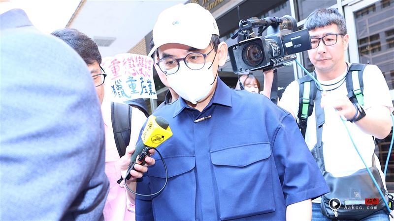 黄子佼喊“全数和解”被打脸!疑被害人指控“内幕曝光”:害了多少人 内容图1 潮品文-大潮社旗下实时最新热点娱乐时尚数码等新闻资讯网站! 黄子佼每次出庭都穿的同一件蓝色衬衫,看来有设计过。(图/记者郑孟晃摄影)