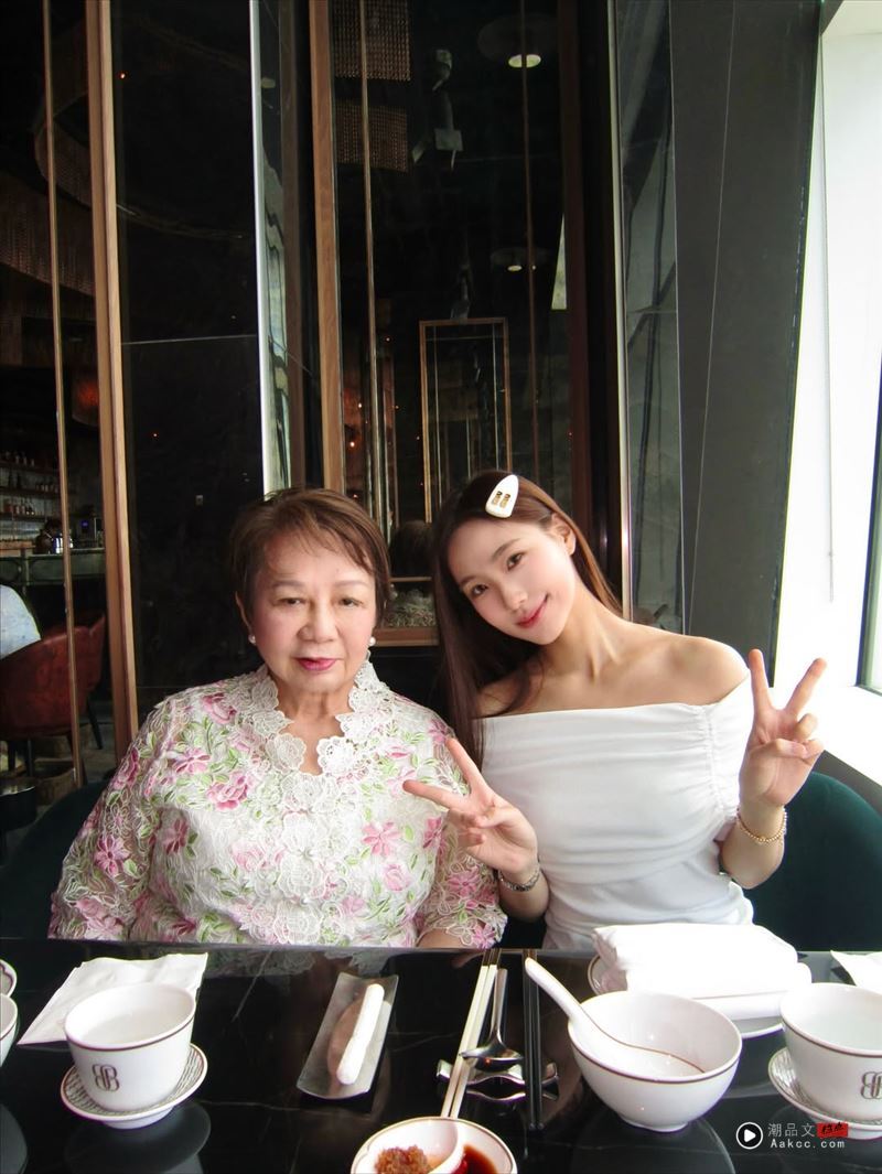 小S二女儿Lily满18岁官宣恋情?生日疑“放闪神秘篮球男”掀网热议 内容图4 潮品文-大潮社旗下实时最新热点娱乐时尚数码等新闻资讯网站! 小S二女儿Lily贴出与奶奶用餐合照(图/翻摄自IG @lilyhsuuuu)