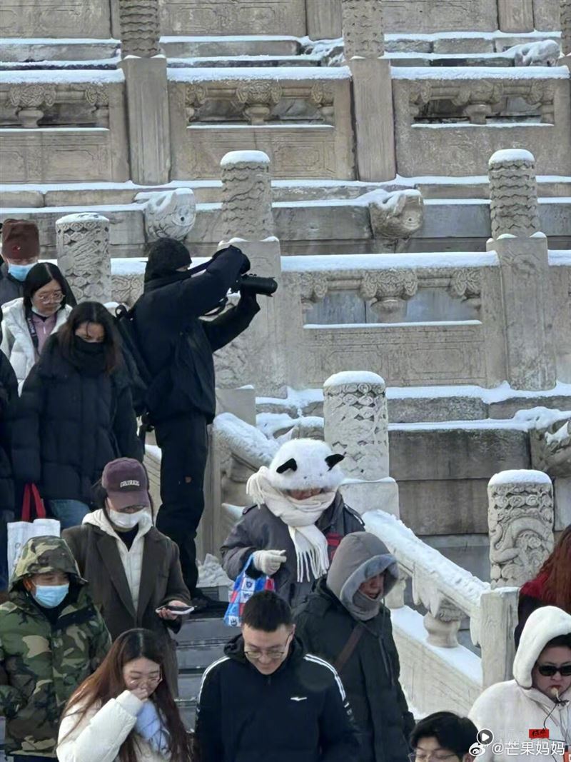 北京故宫昨初雪!大咖男星“全副武装”无人认出 游客惊:还请他帮拍照 内容图3 潮品文-大潮社旗下实时最新热点娱乐时尚数码等新闻资讯网站! 电视剧男神李现被粉丝捕捉到“全副武装”在故宫拍雪景照。(图/翻摄自微博)