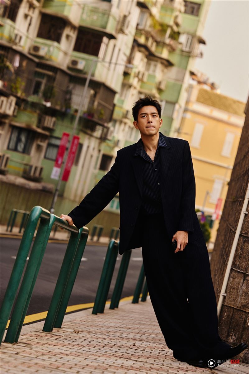 北京故宫昨初雪!大咖男星“全副武装”无人认出 游客惊:还请他帮拍照 内容图1 潮品文-大潮社旗下实时最新热点娱乐时尚数码等新闻资讯网站! 内地男星李现。(图/翻摄自微博)