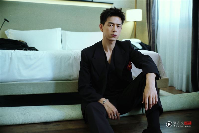 北京故宫昨初雪!大咖男星“全副武装”无人认出 游客惊:还请他帮拍照 内容图2 潮品文-大潮社旗下实时最新热点娱乐时尚数码等新闻资讯网站! 内地男星李现。(图/翻摄自微博)