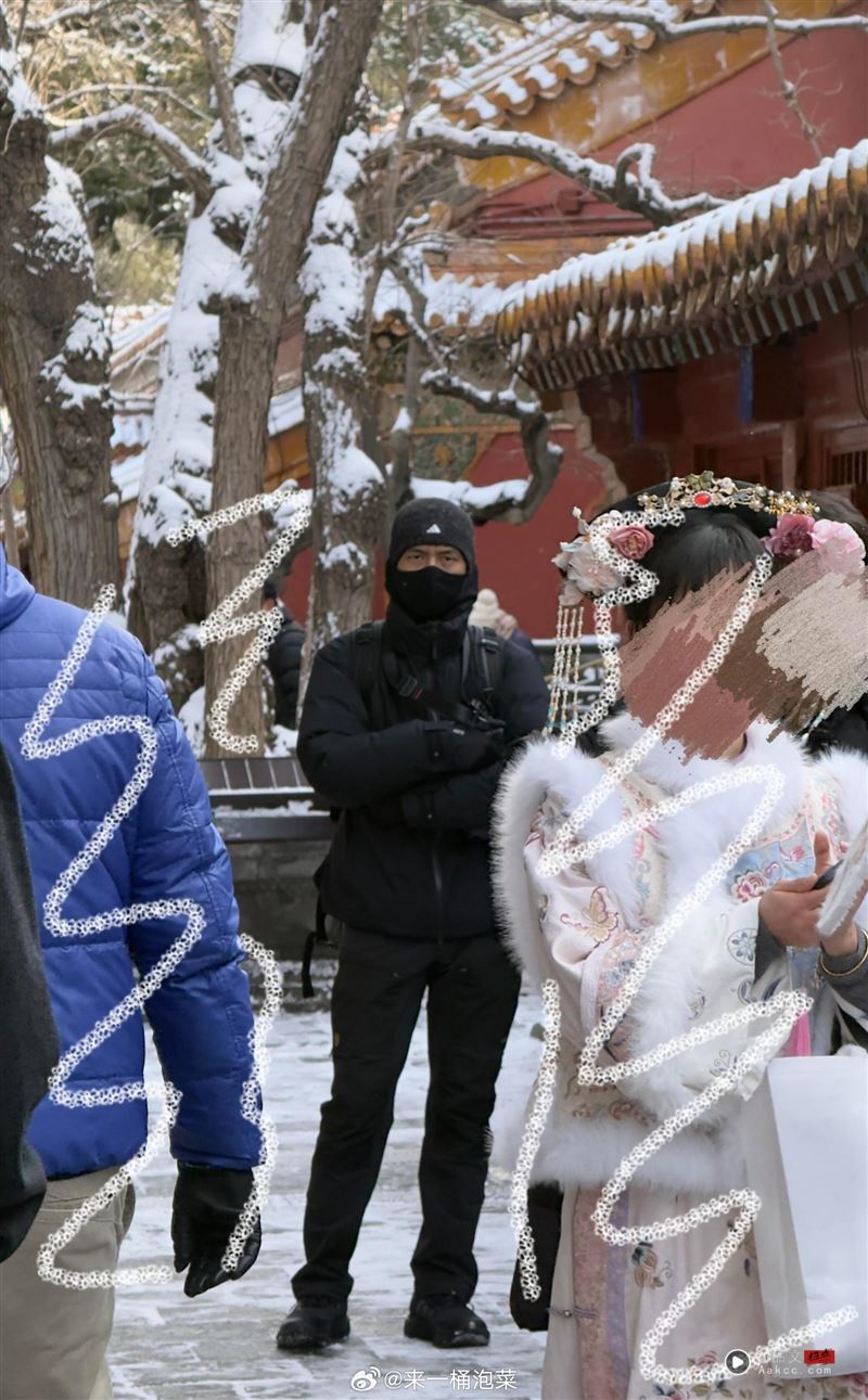 北京故宫昨初雪!大咖男星“全副武装”无人认出 游客惊:还请他帮拍照 内容图4 潮品文-大潮社旗下实时最新热点娱乐时尚数码等新闻资讯网站! 电视剧男神李现被粉丝捕捉到“全副武装”在故宫拍雪景照。(图/翻摄自微博)