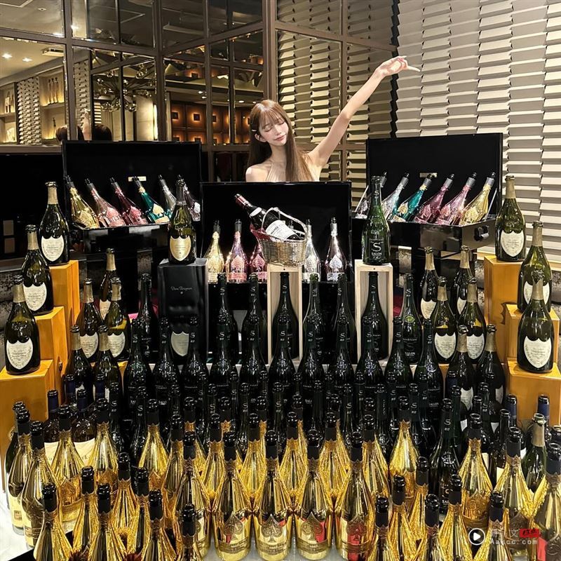 曾在医院值夜班!清纯护理师变酒店“当红头牌”医科大学毕业下海真相 内容图3 潮品文-大潮社旗下实时最新热点娱乐时尚数码等新闻资讯网站! 飞鸟日前庆生整个超贵香槟塔堆积如山(图/翻摄自IG @ashukachan_)