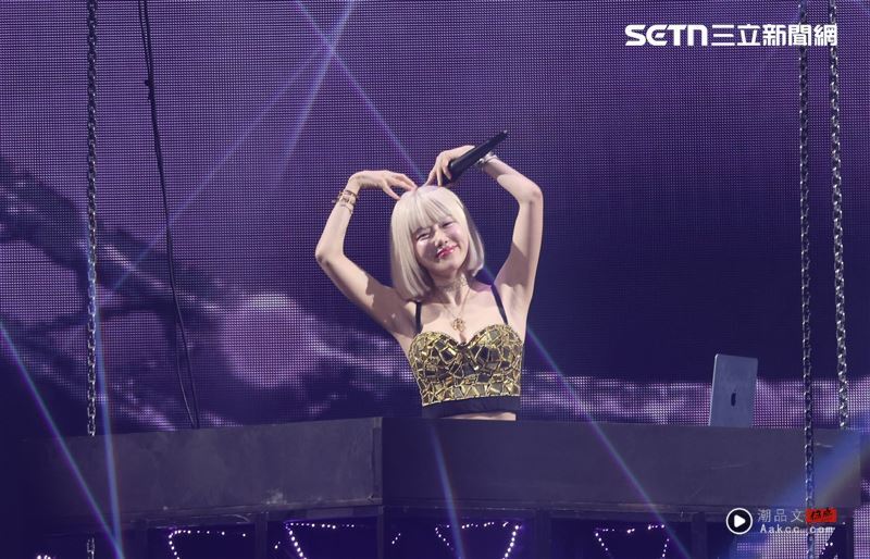 罗志祥演唱会特别嘉宾震撼全场!超大牌天后登场 台上直接亲密搂抱 内容图4 潮品文-大潮社旗下实时最新热点娱乐时尚数码等新闻资讯网站! 罗志祥邀请DJ SODA担任演唱会特别来宾。(图/记者郑孟晃摄影)