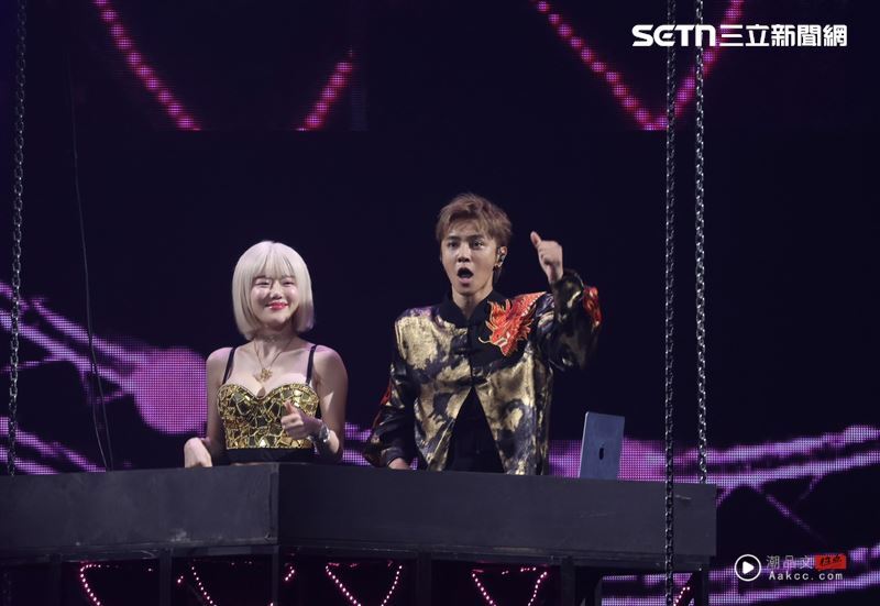 罗志祥演唱会特别嘉宾震撼全场!超大牌天后登场 台上直接亲密搂抱 内容图5 潮品文-大潮社旗下实时最新热点娱乐时尚数码等新闻资讯网站! 罗志祥邀请DJ SODA担任演唱会特别来宾。(图/记者郑孟晃摄影)