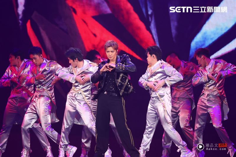 罗志祥唱一半怒中断演唱会!点名台下粉丝这举动 痛斥:忍气吞声到现在 内容图2 潮品文-大潮社旗下实时最新热点娱乐时尚数码等新闻资讯网站! 罗志祥第七度进军台北小巨蛋开唱。(图/记者郑孟晃摄影)