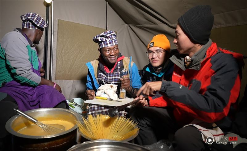 “人生干大事”推新作!《上山吧》实境秀横跨三大洲回台 网全赞爆 内容图3 潮品文-大潮社旗下实时最新热点娱乐时尚数码等新闻资讯网站! 《上山吧!中国台湾队》正式踏上非洲最高峰吉力马札罗山。(图/三立提供)