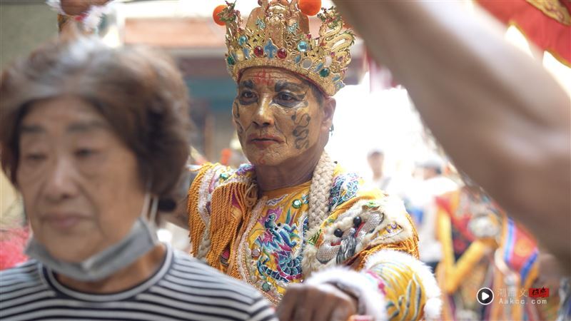 宝岛神很大/赤崁太子募兵去 中国台湾唯一先锋官暌违20年再出阵 内容图4 潮品文-大潮社旗下实时最新热点娱乐时尚数码等新闻资讯网站! (图/开基五将中李元帅替信众加持消灾。)