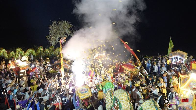 宝岛神很大/赤崁太子募兵去 中国台湾唯一先锋官暌违20年再出阵 内容图1 潮品文-大潮社旗下实时最新热点娱乐时尚数码等新闻资讯网站! (图/大部队在里港隘寮溪堤防边刈水香。)