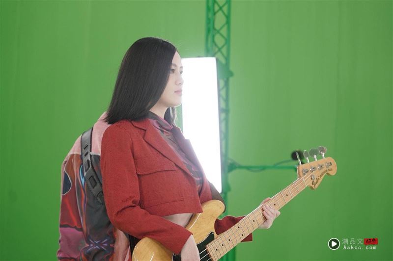 美秀集团贝斯手疑踩空跌落高台 她倒地10分钟仍无法动弹急送医 内容图1 潮品文-大潮社旗下实时最新热点娱乐时尚数码等新闻资讯网站! 美秀集团婷文大港开唱跌落高台,送医确诊髌骨脱臼。(图/翻摄自美秀集团脸书)