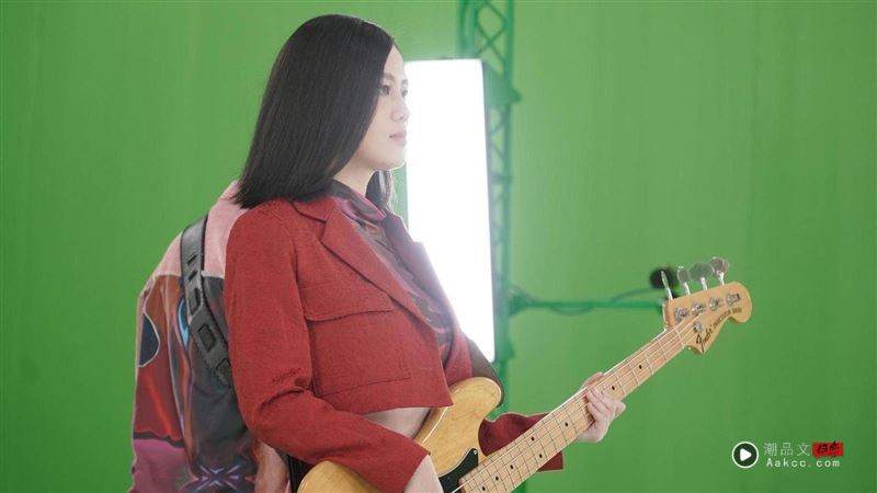 美秀集团贝斯手疑踩空跌落高台　她倒地10分钟仍无法动弹急送医