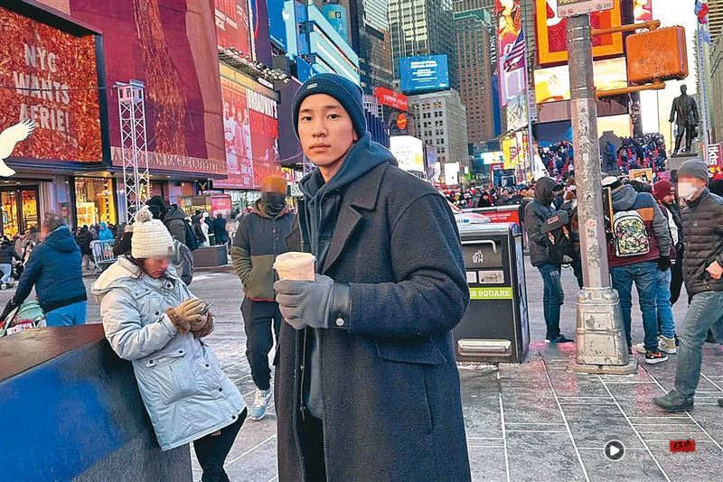 星二代冲副业/陈凯伦儿子卖眼镜又搞茶饮 6分店营业额破千万 内容图1 潮品文-大潮社旗下实时最新热点娱乐时尚数码等新闻资讯网站! 陈锐经营眼镜品牌KlassiC.有成。(图/翻摄自陈锐IG)