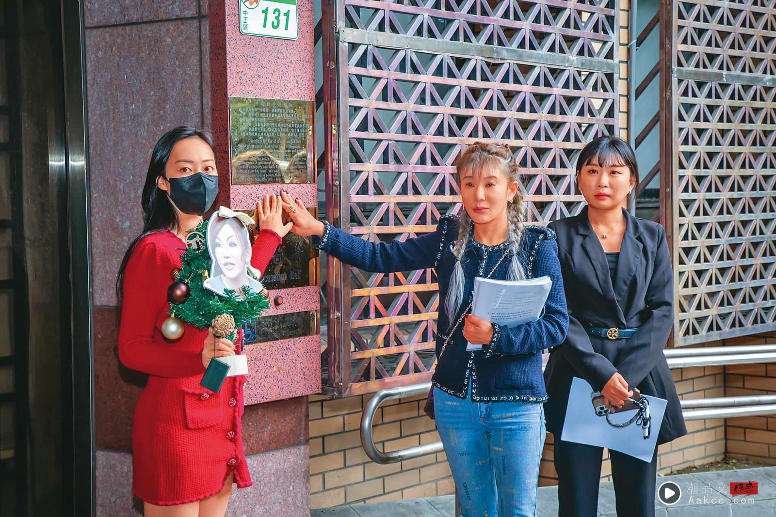 富商遭施法夺爱2/与美艳女友感情纠葛“儿子参一咖” 王广德超无奈 内容图2 潮品文-大潮社旗下实时最新热点娱乐时尚数码等新闻资讯网站! 名媛王子苓(中)、李雅楹(左)因参加王广德饭局,竟遭李珍妮辱骂“做鸡的”,两女聘请仙塔律师(右)提告。(翻摄自Chanel Linda脸书)