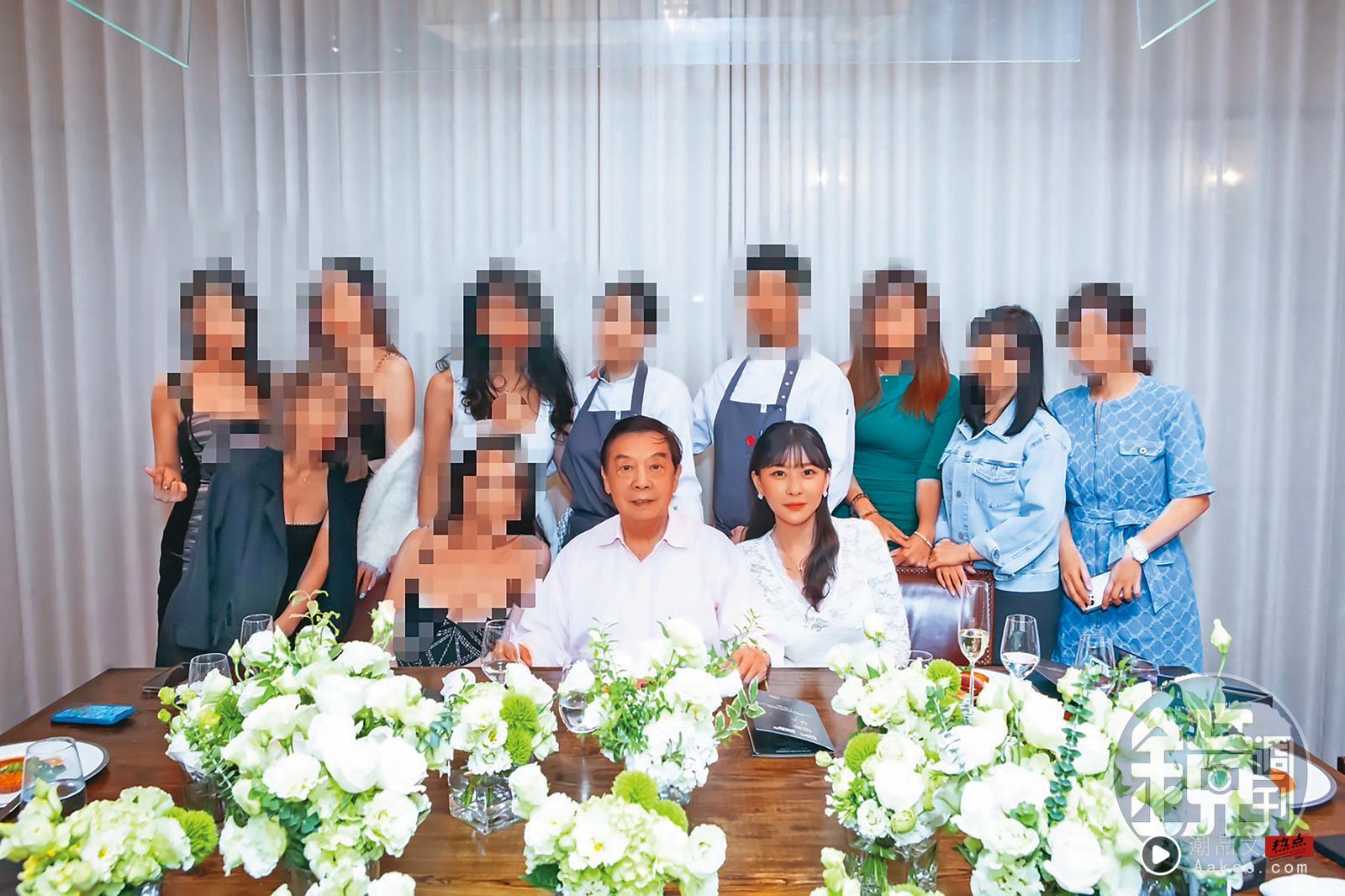 富商遭施法夺爱1/赠女大生天母房产被见光 江柏乐衔命施法抱得美人归 内容图2 潮品文-大潮社旗下实时最新热点娱乐时尚数码等新闻资讯网站! 王广德(前中)因日日豪砸数十万元邀约名媛聚餐闻名,牵涉诈骗集团并认罪的网红仙塔律师(前右)也是座上宾。(图/读者提供)