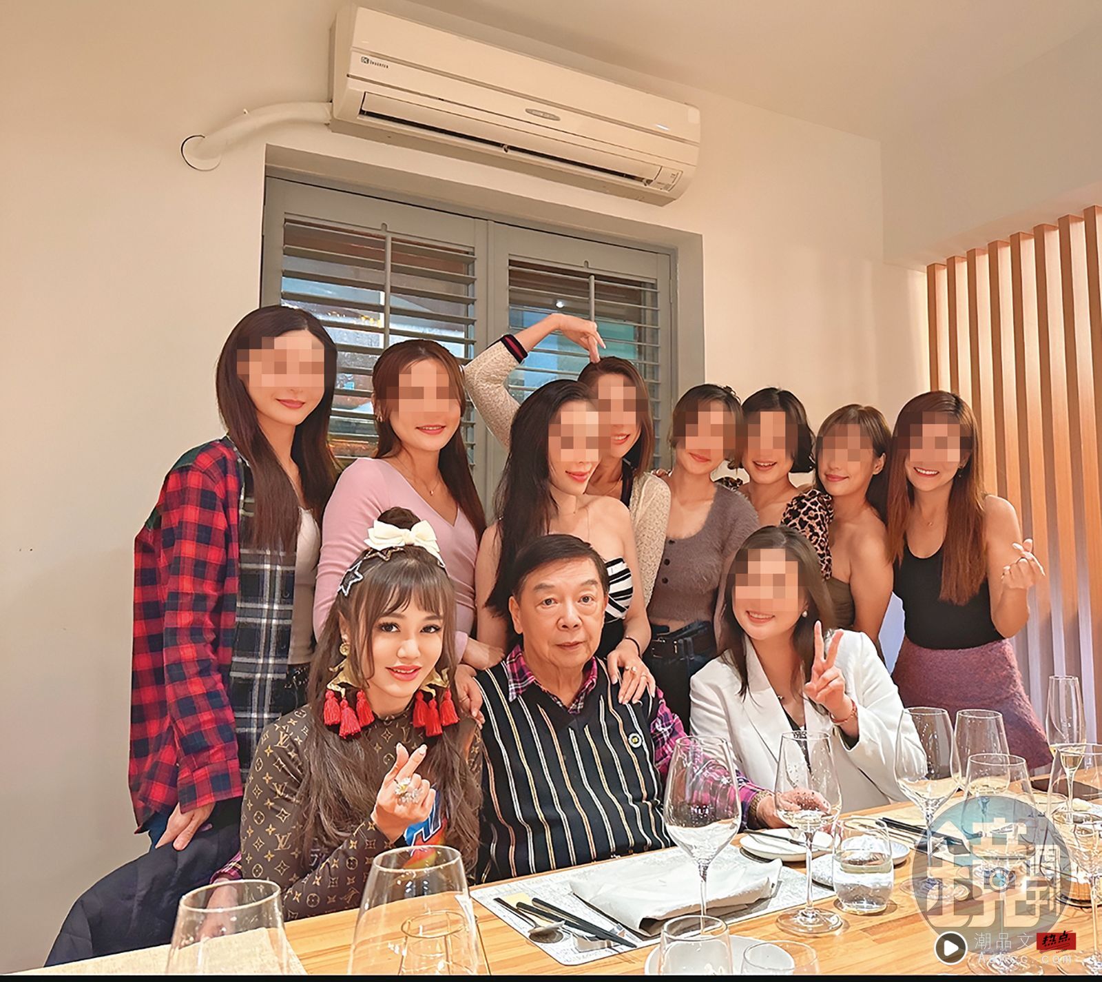 富商遭施法夺爱/富商名媛宴爆猛料 曾与江柏乐“小16岁嫩妻”稳交十年 内容图3 潮品文-大潮社旗下实时最新热点娱乐时尚数码等新闻资讯网站! 去年耶诞节,帝宝名媛李珍妮(前左)因出席饭局,却对其他女生出言不逊,引发一场名媛内战。(图/读者提供)