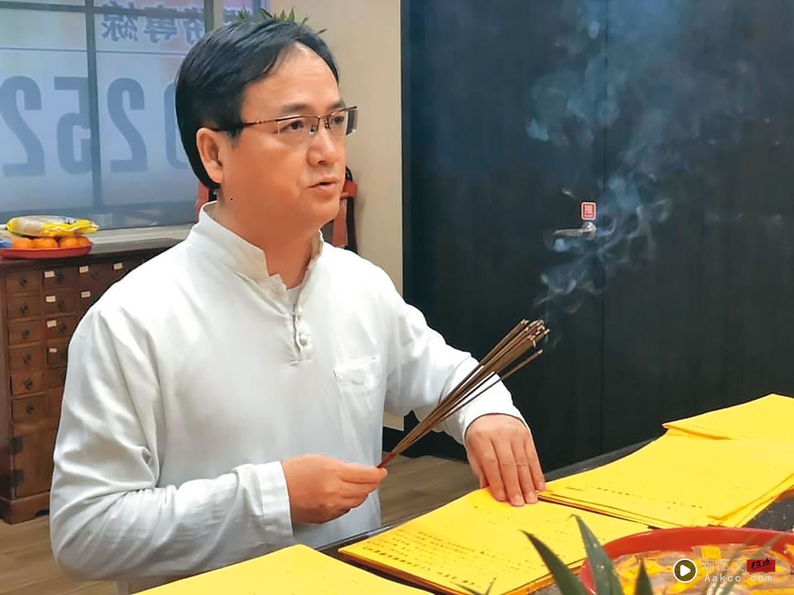 富商遭施法夺爱/富商名媛宴爆猛料 曾与江柏乐“小16岁嫩妻”稳交十年 内容图4 潮品文-大潮社旗下实时最新热点娱乐时尚数码等新闻资讯网站! 江柏乐受雯雯母亲所托,斩断女儿和王广德的恋情,但最后却将雯雯娶回家。(图/翻摄自江柏乐脸书)