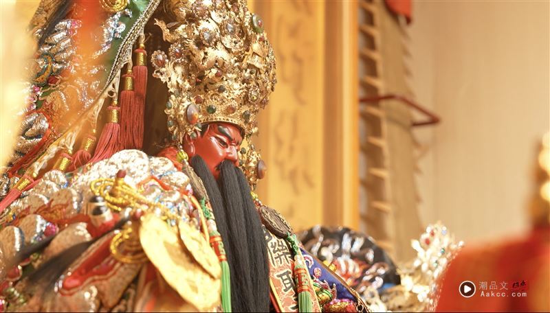 俏妈咪成帝君代言人 办事遇“月事”竟会神奇避开? 内容图2 潮品文-大潮社旗下实时最新热点娱乐时尚数码等新闻资讯网站! (图/潮寮玉旨关天府关圣帝君神像。) 