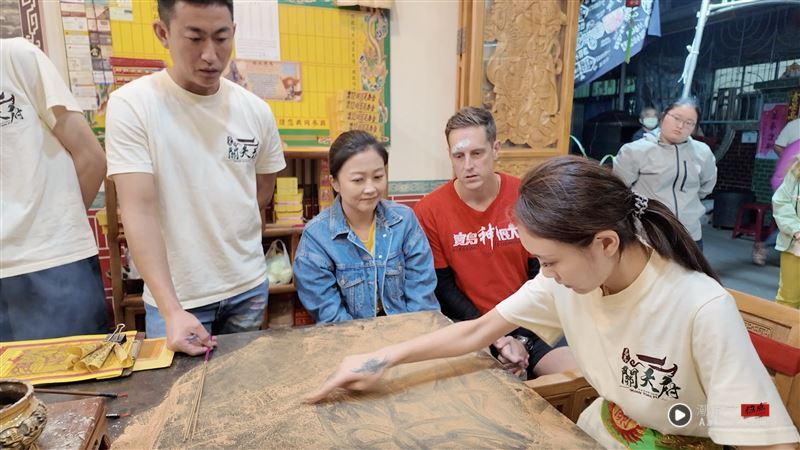 俏妈咪成帝君代言人 办事遇“月事”竟会神奇避开? 内容图4 潮品文-大潮社旗下实时最新热点娱乐时尚数码等新闻资讯网站! (图/主持人向帝君提问。)