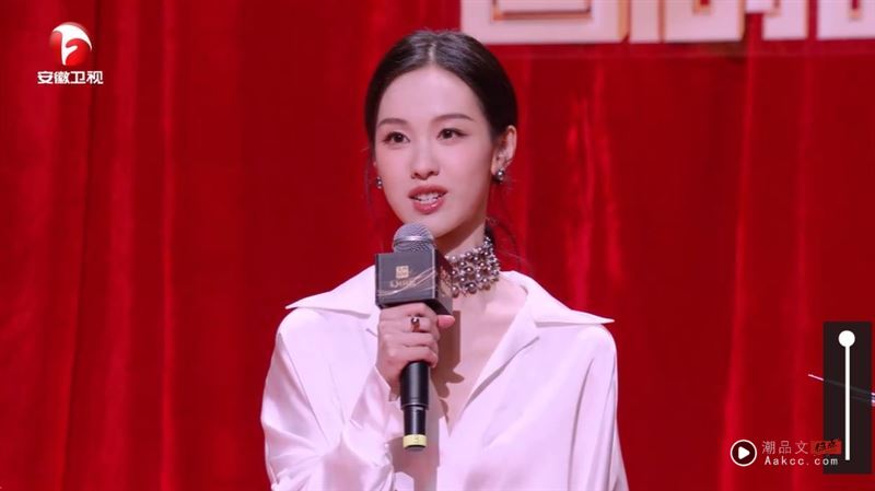 陈都灵传遭凌虐献祭!“今公开现身”红毯受访 她亲吐经历:是很大挑战 内容图3 潮品文-大潮社旗下实时最新热点娱乐时尚数码等新闻资讯网站! 陈都灵出席马来西亚电视剧盛典活动,在红毯上接受主持人访问。(图/翻摄自安徽卫视)