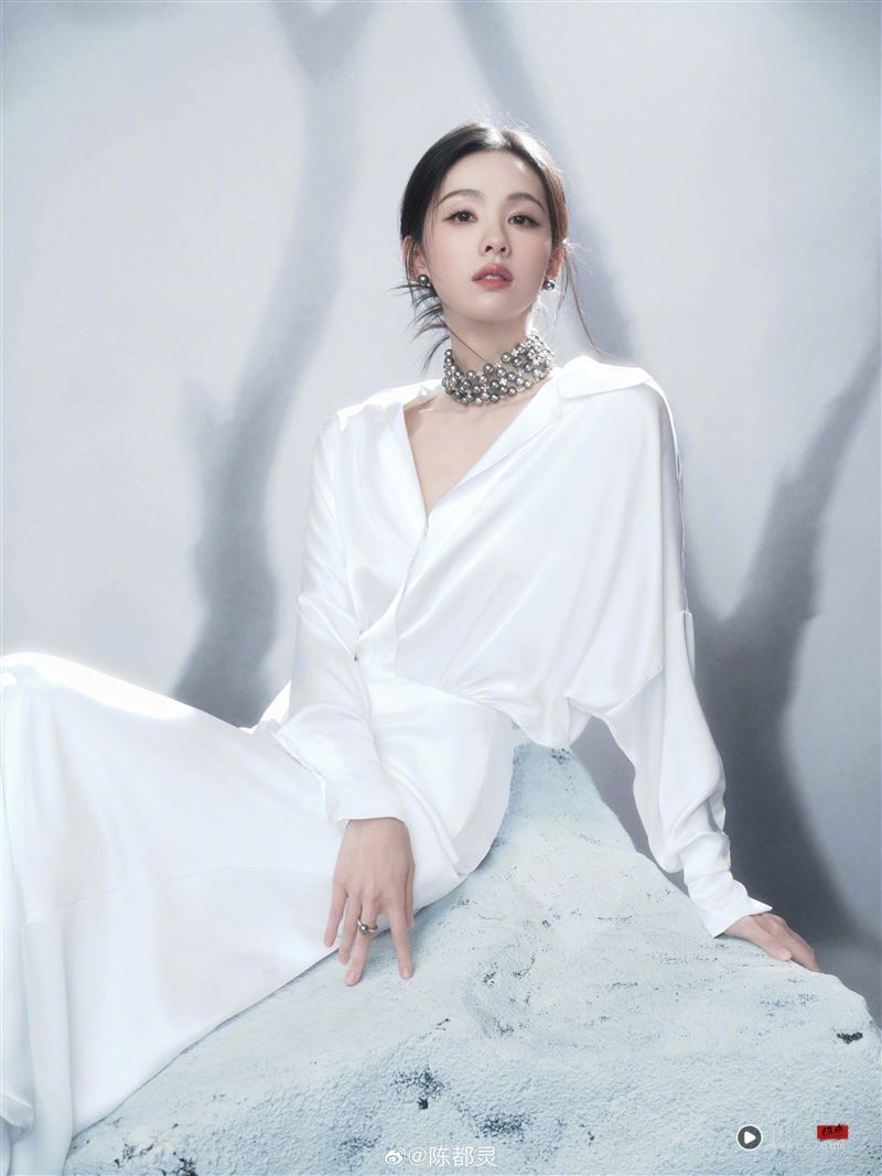 陈都灵传遭凌虐献祭!“今公开现身”红毯受访 她亲吐经历:是很大挑战 内容图2 潮品文-大潮社旗下实时最新热点娱乐时尚数码等新闻资讯网站! 陈都灵出席马来西亚电视剧盛典活动,一袭白色连身裙相当亮眼。(图/翻摄自微博)