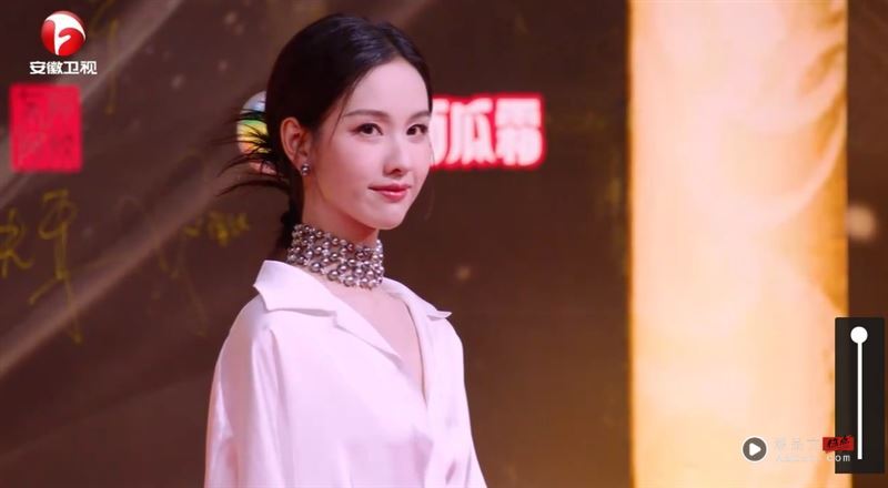 陈都灵传遭凌虐献祭!“今公开现身”红毯受访 她亲吐经历:是很大挑战 内容图6 潮品文-大潮社旗下实时最新热点娱乐时尚数码等新闻资讯网站! 陈都灵被疯传遭到凌虐献祭,今公开出席活动露面。(图/翻摄自安徽卫视)