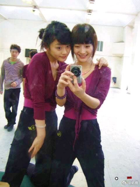 杨幂大学旧照流出!素颜铁浏海模样曝光 “照片登热搜”粉丝一看惊呆 内容图3 潮品文-大潮社旗下实时最新热点娱乐时尚数码等新闻资讯网站! 杨幂(右)大学时期照片流出,被不少粉丝大赞从小美到大。(图/翻摄自微博)