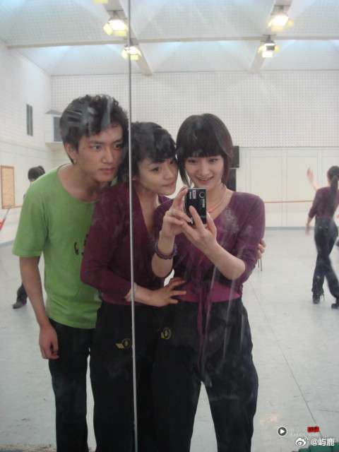 杨幂大学旧照流出!素颜铁浏海模样曝光 “照片登热搜”粉丝一看惊呆 内容图2 潮品文-大潮社旗下实时最新热点娱乐时尚数码等新闻资讯网站! 杨幂(右)大学时期照片流出,被不少粉丝大赞从小美到大。(图/翻摄自微博)