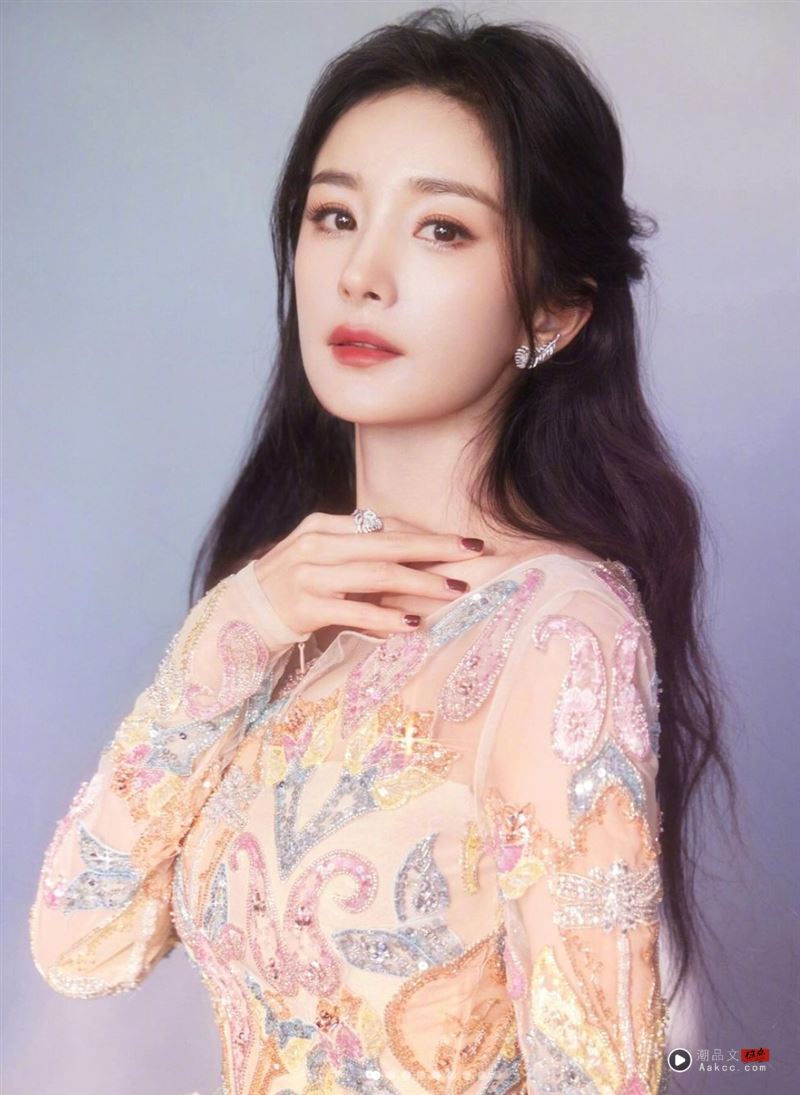 杨幂大学旧照流出!素颜铁浏海模样曝光 “照片登热搜”粉丝一看惊呆 内容图4 潮品文-大潮社旗下实时最新热点娱乐时尚数码等新闻资讯网站! 杨幂身材管理相当严格。(图/杨幂IG)