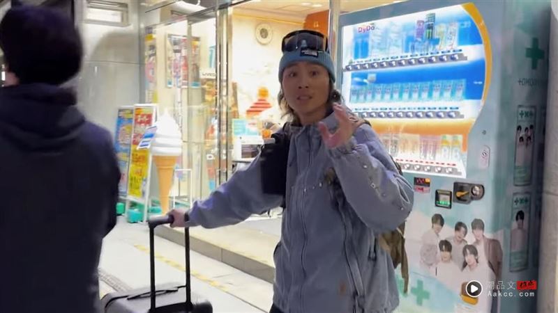 超大咖天王流落日本街头!犯了严重错误导致 靠贤妻献计挽回局面 内容图1 潮品文-大潮社旗下实时最新热点娱乐时尚数码等新闻资讯网站! 艺人王仁甫和老婆季芹一家三口出游日本,订错饭店导致流落街头。(图/翻摄自 YouTube 芹仁PlayWhat)