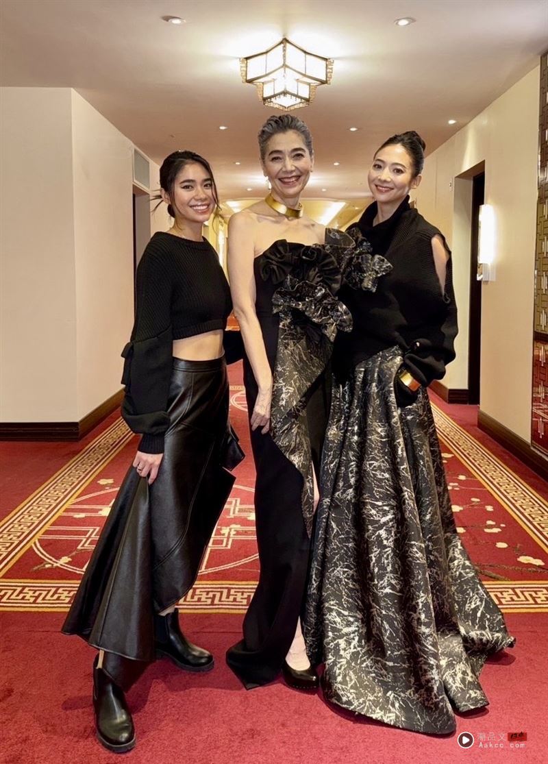 赖佩霞爱女丧夫后首露面!一家三口合体共渡难关 回到熟悉的中国台湾疗伤 内容图2 潮品文-大潮社旗下实时最新热点娱乐时尚数码等新闻资讯网站! 赖佩霞与两位爱女合体出席活动,左起:小女儿Adrienne、赖佩霞、谢沛恩Aggie。(图/尚时代文创娱乐)